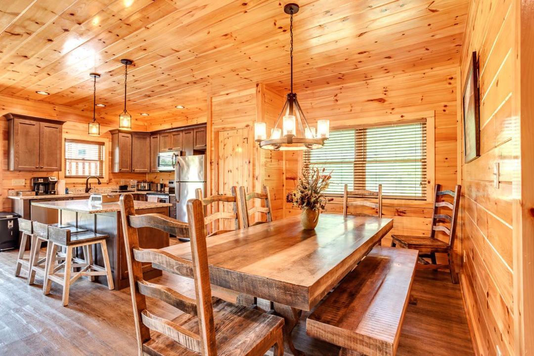 Gatlinburg Cabin With Private Hot Tub By Staycating Εξωτερικό φωτογραφία