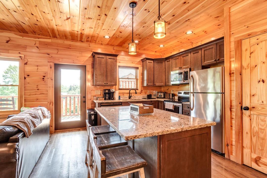 Gatlinburg Cabin With Private Hot Tub By Staycating Εξωτερικό φωτογραφία