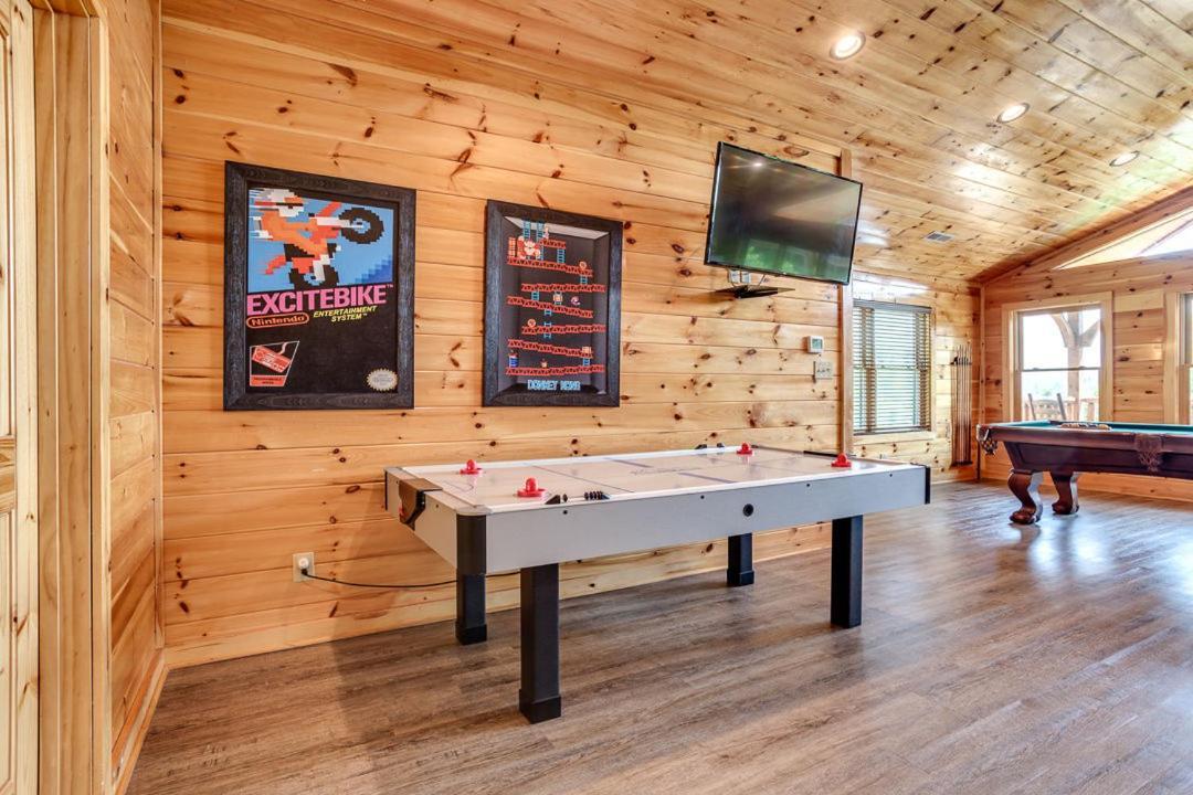 Gatlinburg Cabin With Private Hot Tub By Staycating Εξωτερικό φωτογραφία